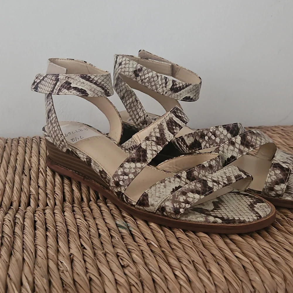 Vince Camuto Size 7 And 1/2 Snakeskin Strappy Sandal